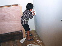 DIYの様子／クロス剥がし