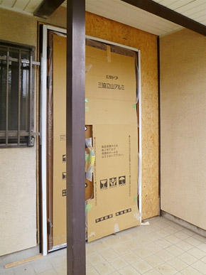 施工の様子／玄関サッシ