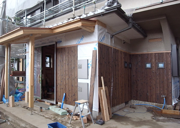 施工の様子／焼杉板