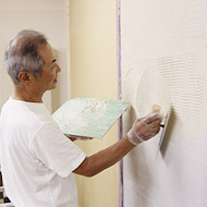 DIYの様子／珪藻土塗り練習
