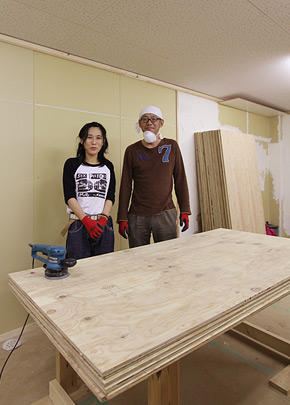 DIYの様子／構造用合板サンダーがけ