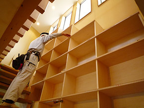 施工の様子／本棚