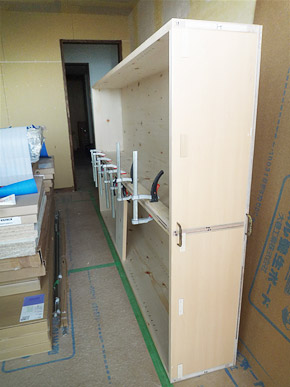 施工の様子／パイン材造作家具
