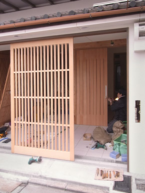 施工の様子／木製玄関ドア